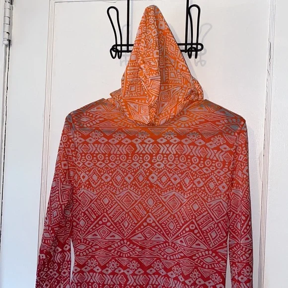 Athleta Hidden Lake Deep Red Firestone ombré long sleeve pullover top with hood - Picture 6 of 10